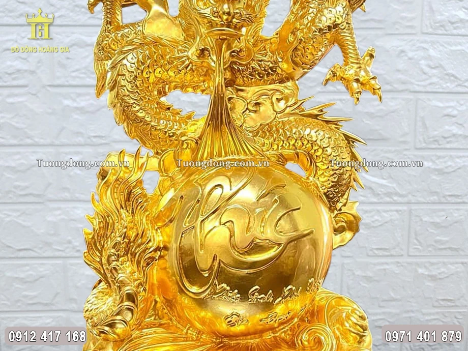 Chữ Phúc được chạm khắc nổi theo lối thư pháp